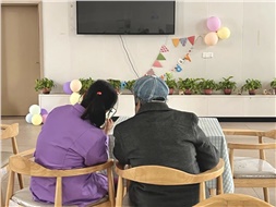 当你老到忘了世界，我该拿什么来爱你